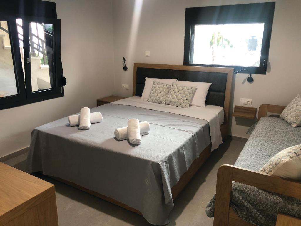 尼弗拉斯纳Aurora Apartments的一间卧室配有两张带毛巾的床