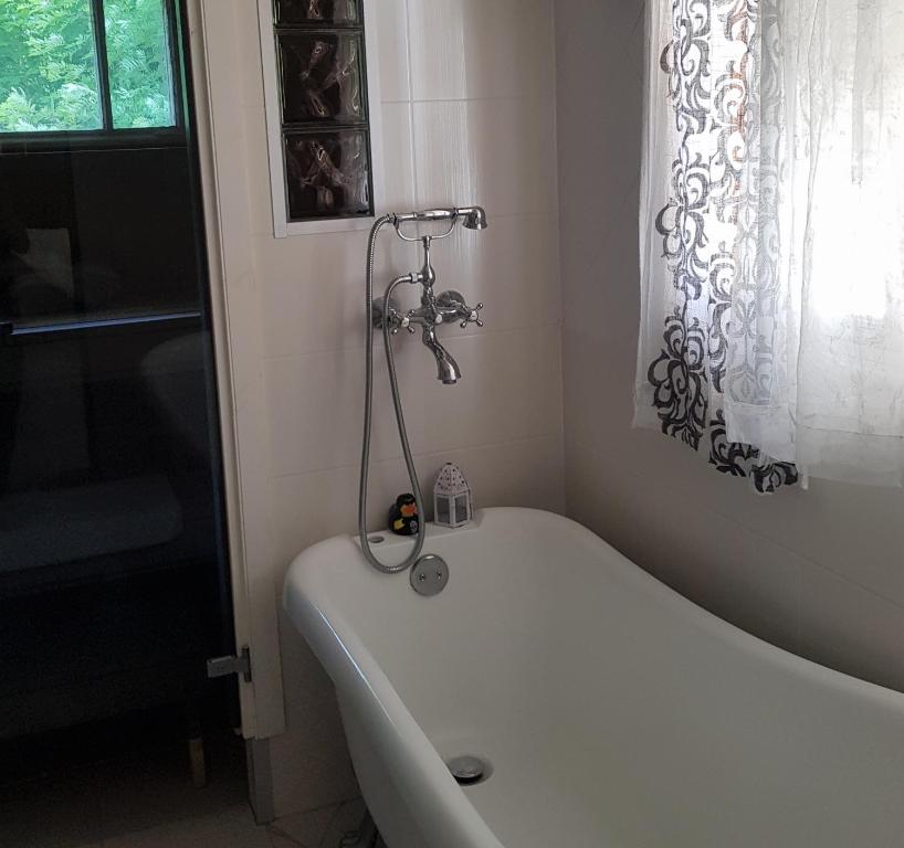 LoppiRauhaa, hyvää unta maaseudulla的带窗户的浴室内的白色浴缸