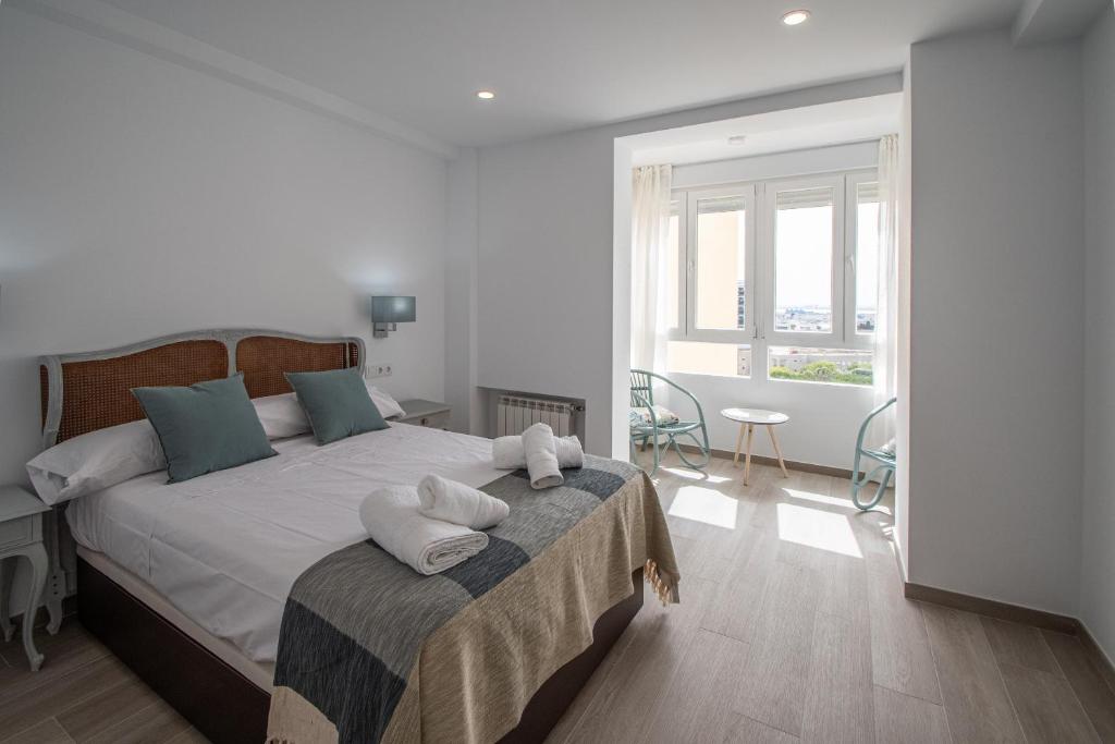 加的斯Nuevo Mirandilla Apartment - Cadiz Beach的一间卧室配有一张大床和枕头