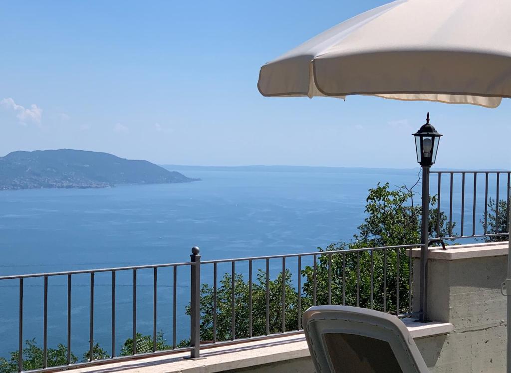 MuslonePiccola Meraviglia Sul Garda的电视位于享有水景的阳台