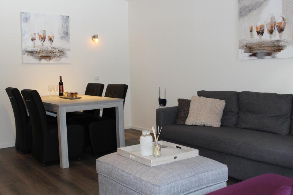 米特尔贝格Appartement 320 Kunners Oostenrijk的客厅配有沙发和桌子