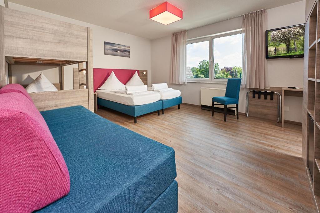 鲁斯特米索斯旅馆的酒店客房,配有床和沙发