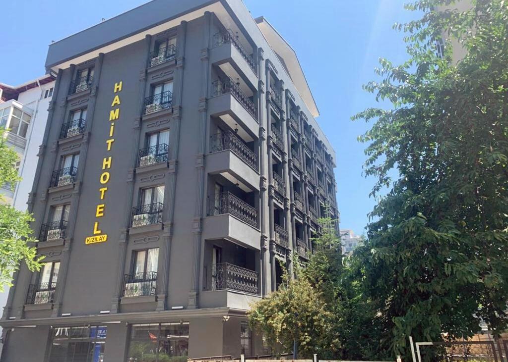 安卡拉Hamit Hotel Kizilay的建筑的侧面有黄色标志