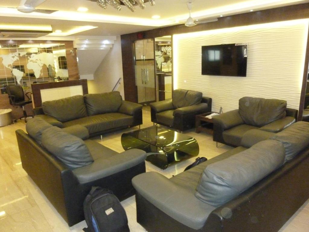 孟买Hotel Orient Palace的带沙发和平面电视的客厅