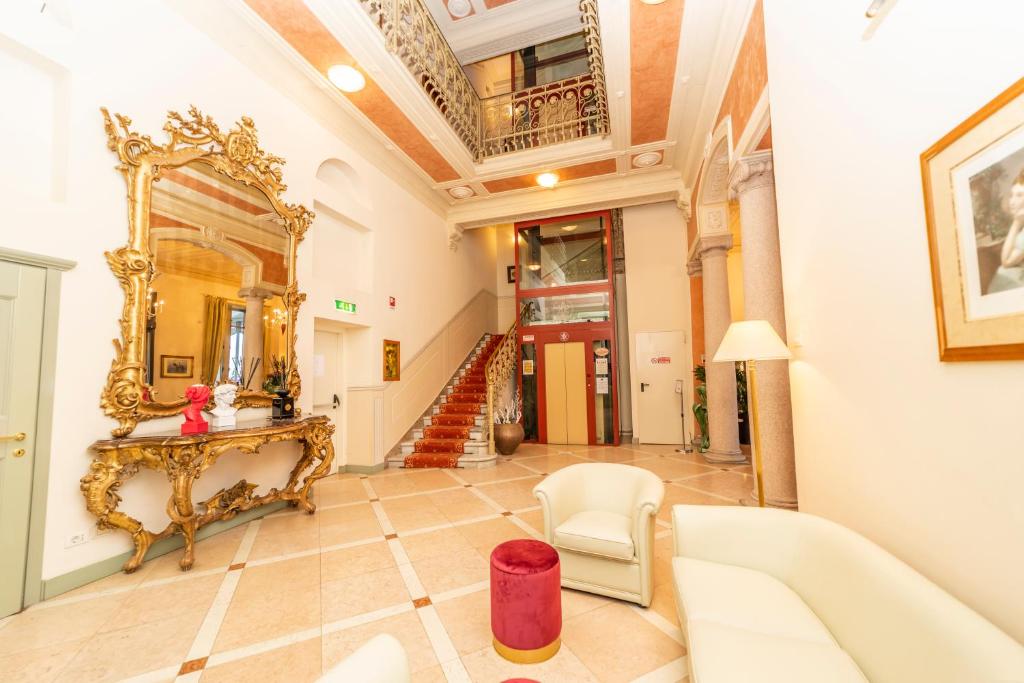 韦尔巴尼亚帕兰扎酒店的客厅配有镜子和椅子