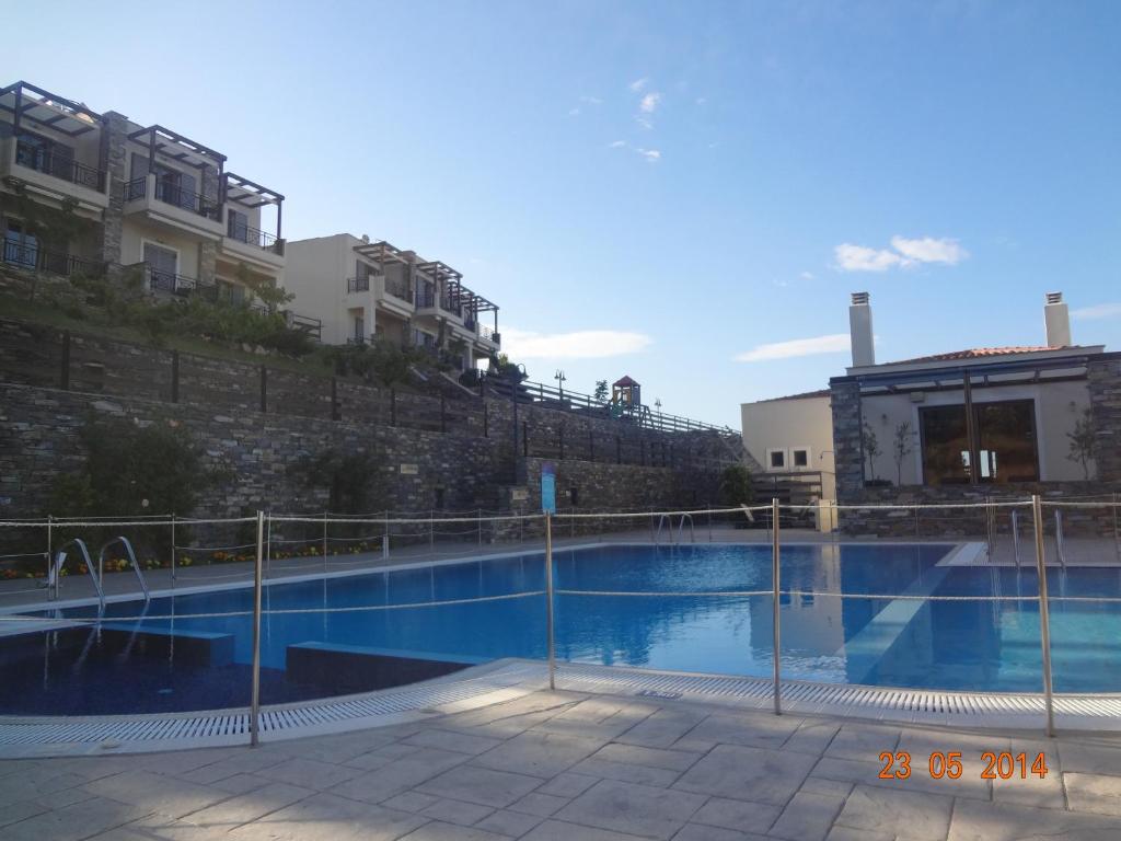 卡利斯托斯Aegea Hotel的部分建筑前方设有围栏的游泳池