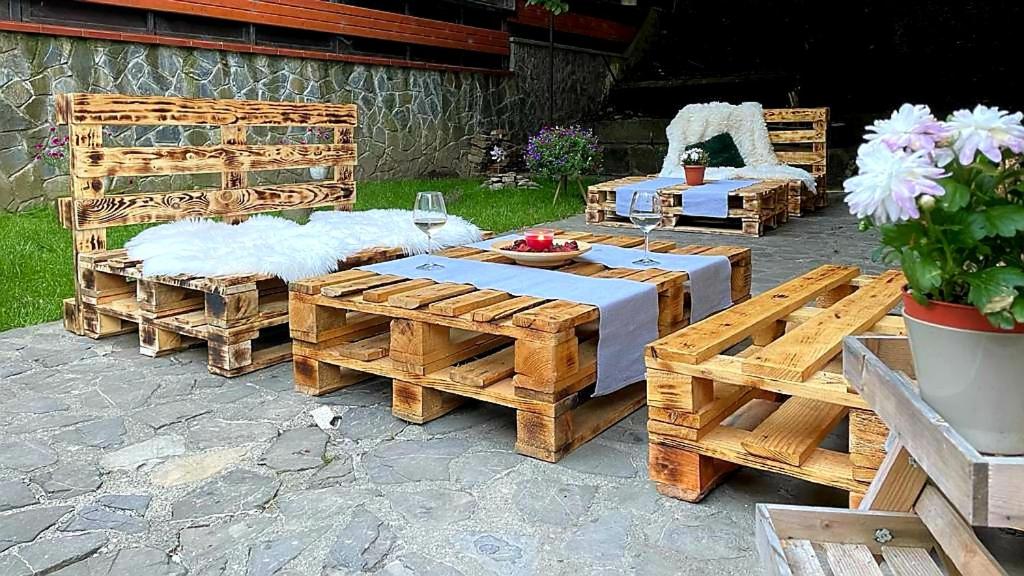 普雷代亚尔Pensiunea Don Sergio的庭院设有两张床和桌椅