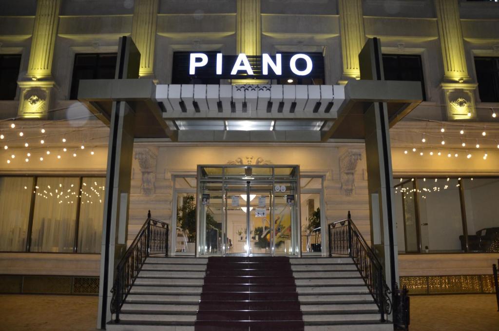 巴库Piano Hotel Baku的带有读Planto的标志的酒店入口