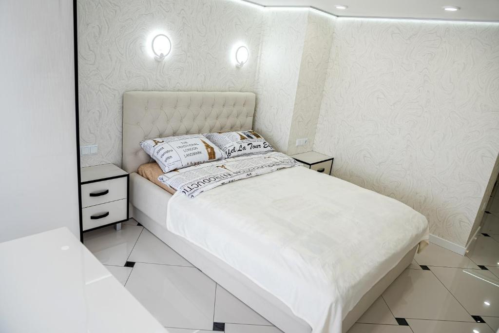 捷尔诺波尔Чарівна квартира-студія на мансардному поверсі!的白色卧室配有床和镜子