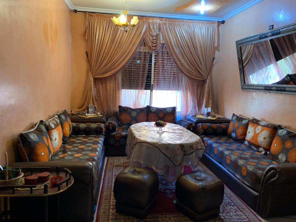 艾兹鲁Cozy Home in Azrou的客厅配有沙发和桌子