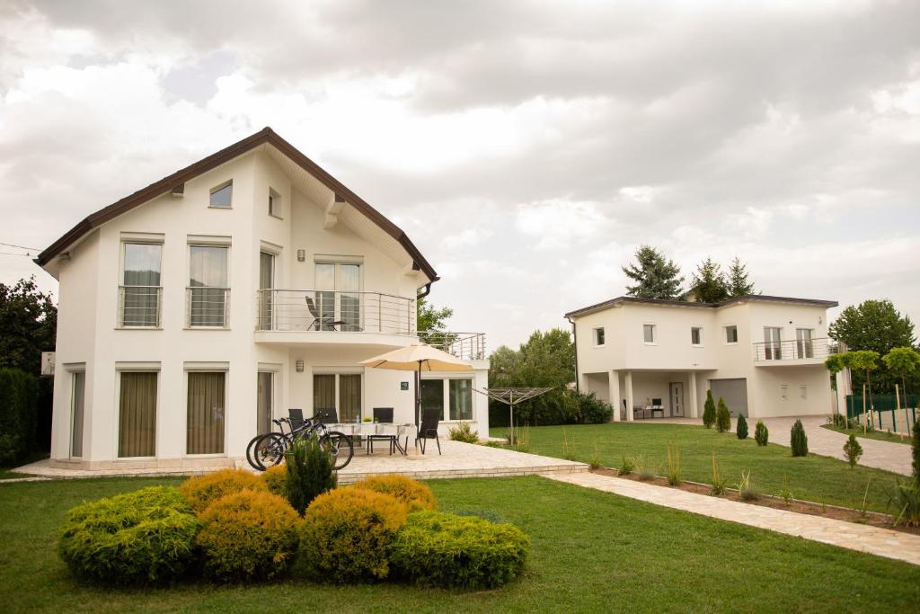 伊利扎Villa Amela的一座带庭院的大型白色房屋