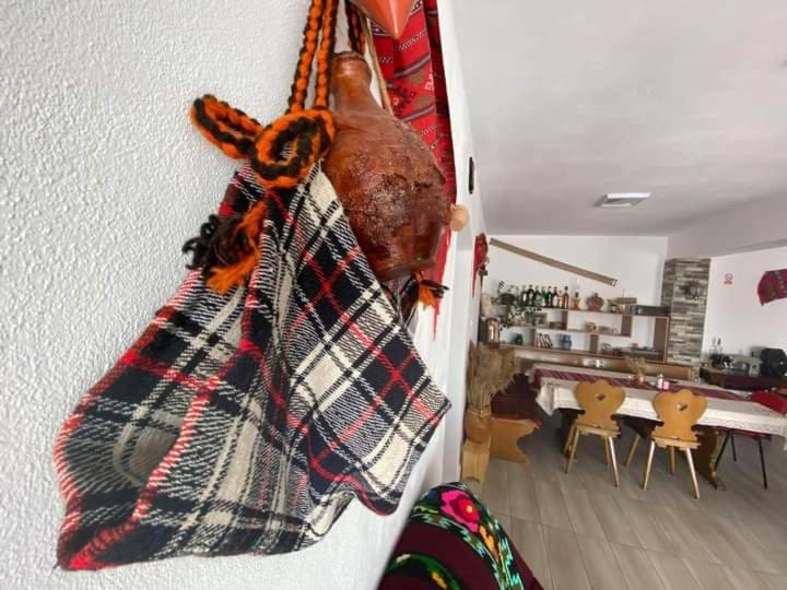 IsvernaAgropensiune Turistica Maria的挂在客厅墙上的袋子