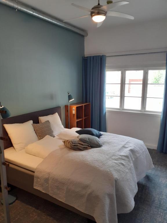 艾菲约德Adventure hotel & GuestHouse Eidfjord NEW的一间卧室配有一张大床和吊扇