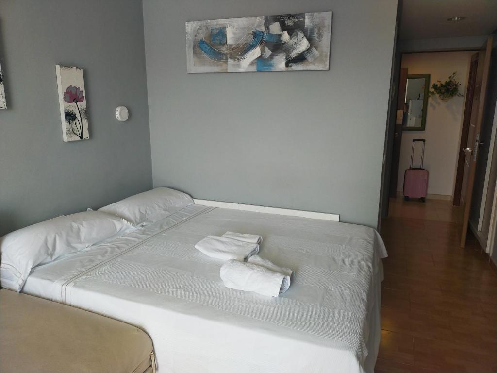 贝纳尔马德纳Benalmadena ,apartamento-Estudio primera Línea de Playa的房间里的一张床位,上面有两条毛巾