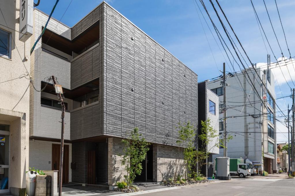 长崎GRAND BASE Saiwaimachi的黑色砖砌的建筑