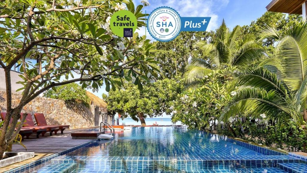 涛岛Sairee Hut Resort Koh Tao的棕榈树度假村的游泳池