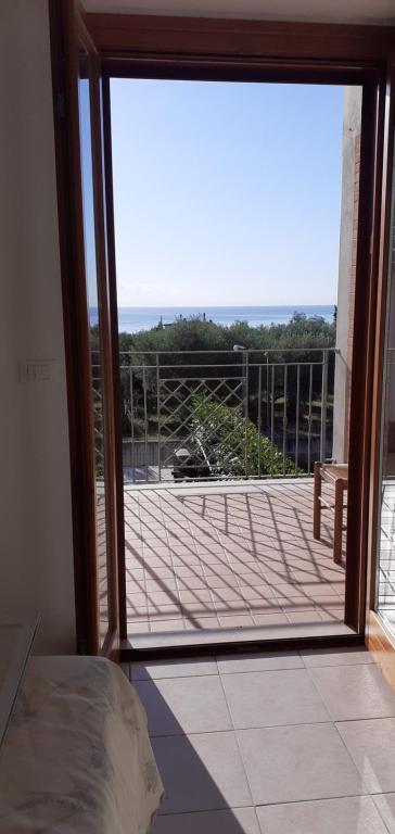 圣维托基耶蒂诺casa murata alta的通往海景阳台的开放式门