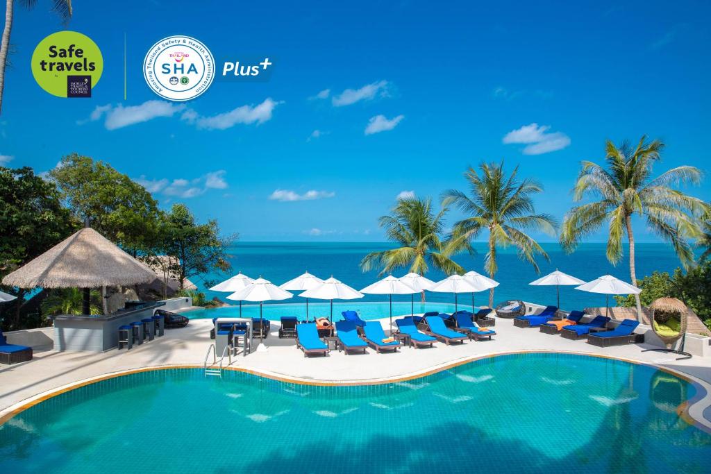 茶云莱海滩Coral Cliff Beach Resort Samui - SHA Plus的游泳池的形象,游泳池的椅子和遮阳伞