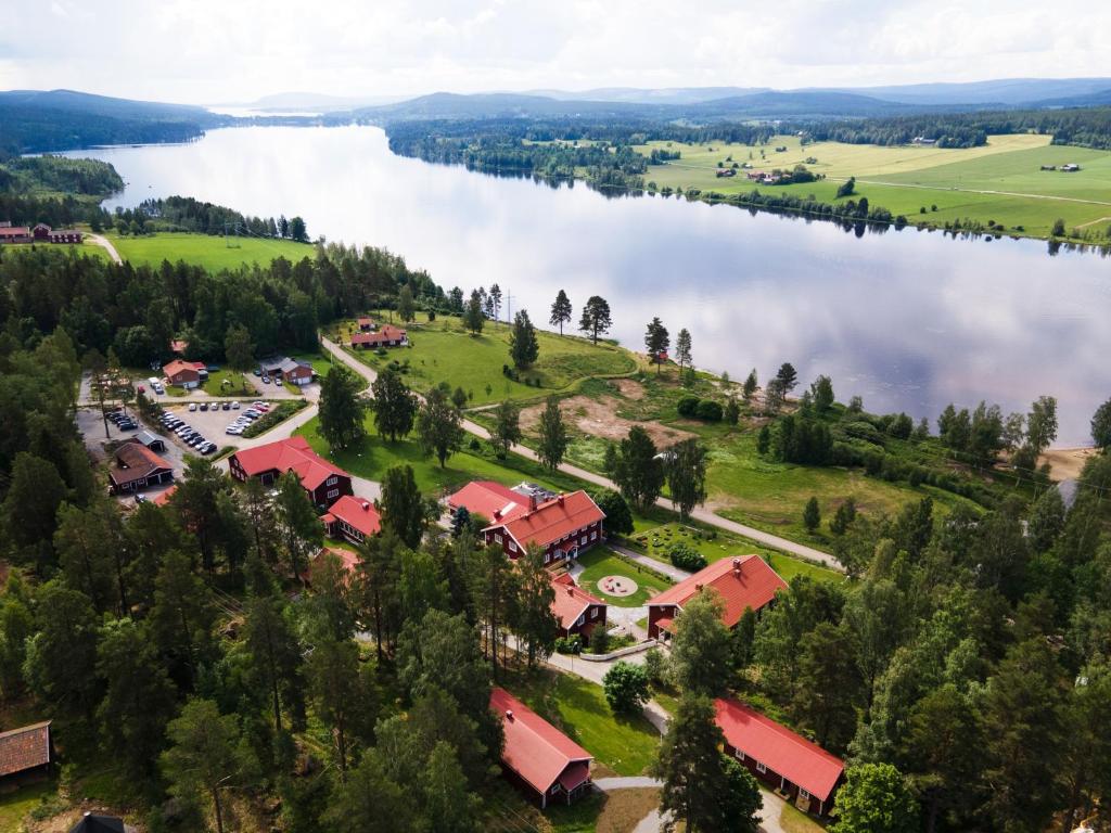 耶尔夫瑟Camp Järvsö Hotell的水体旁建筑物的空中景观