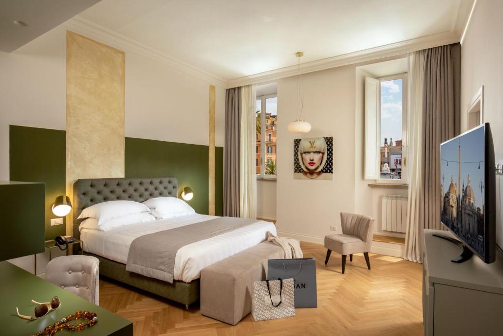 罗马Spagna Luxury Rooms的一间酒店客房,配有一张床和一台电视