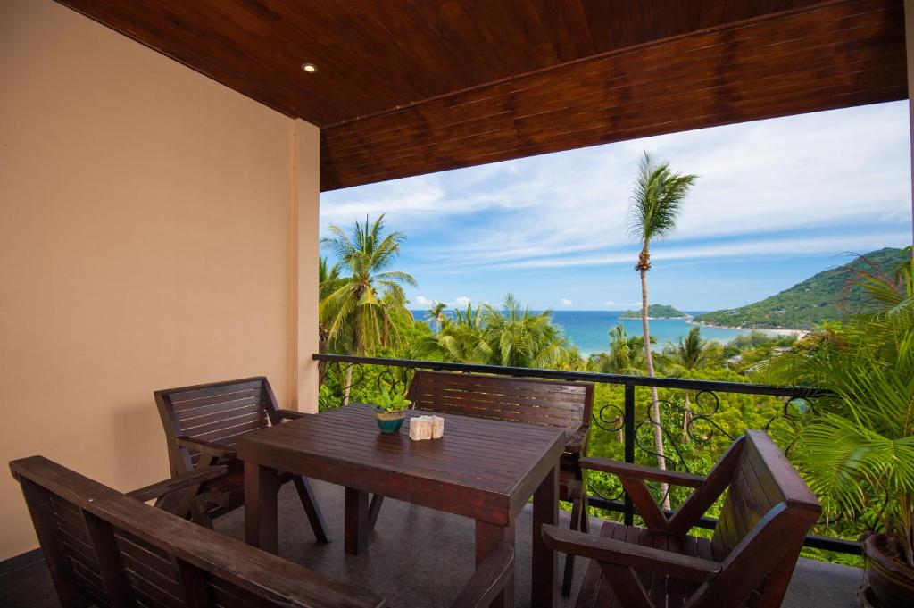 涛岛龟岛高地独家公寓的海景阳台上的桌椅