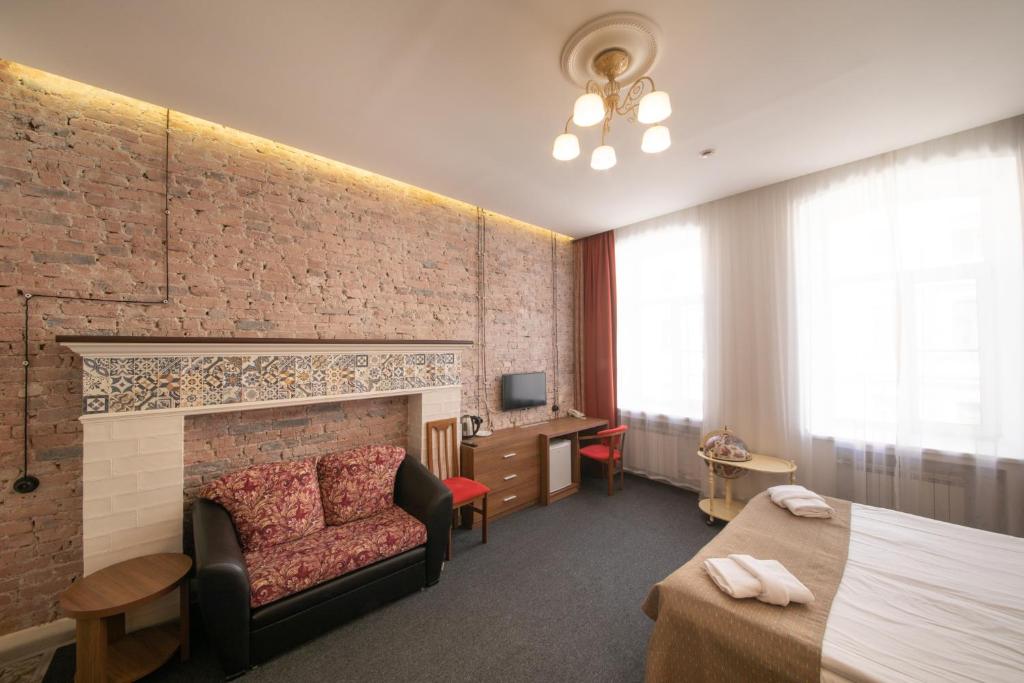 圣彼得堡格罗霍瓦亚塔利斯曼酒店的酒店客房配有一张床和一个壁炉。