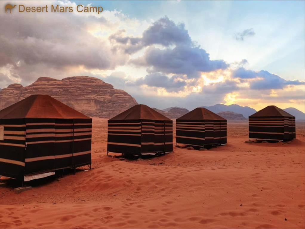 瓦迪拉姆Desert Mars Camp & Tours的沙漠中的五间小屋