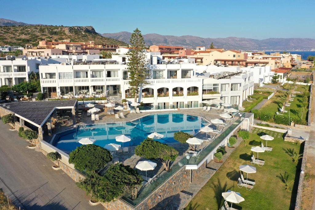 锡西马里迪莫海滩酒店 的享有带游泳池的度假村的空中景致