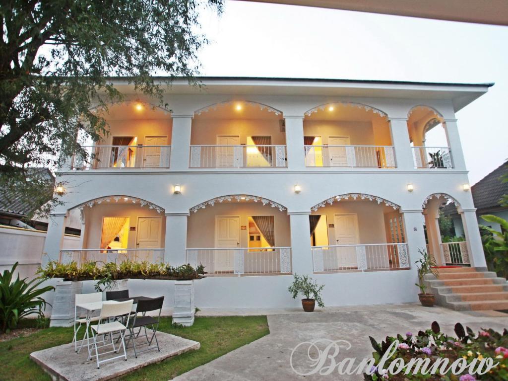 清莱班罗诺酒店的白色的大房子,配有桌子和椅子