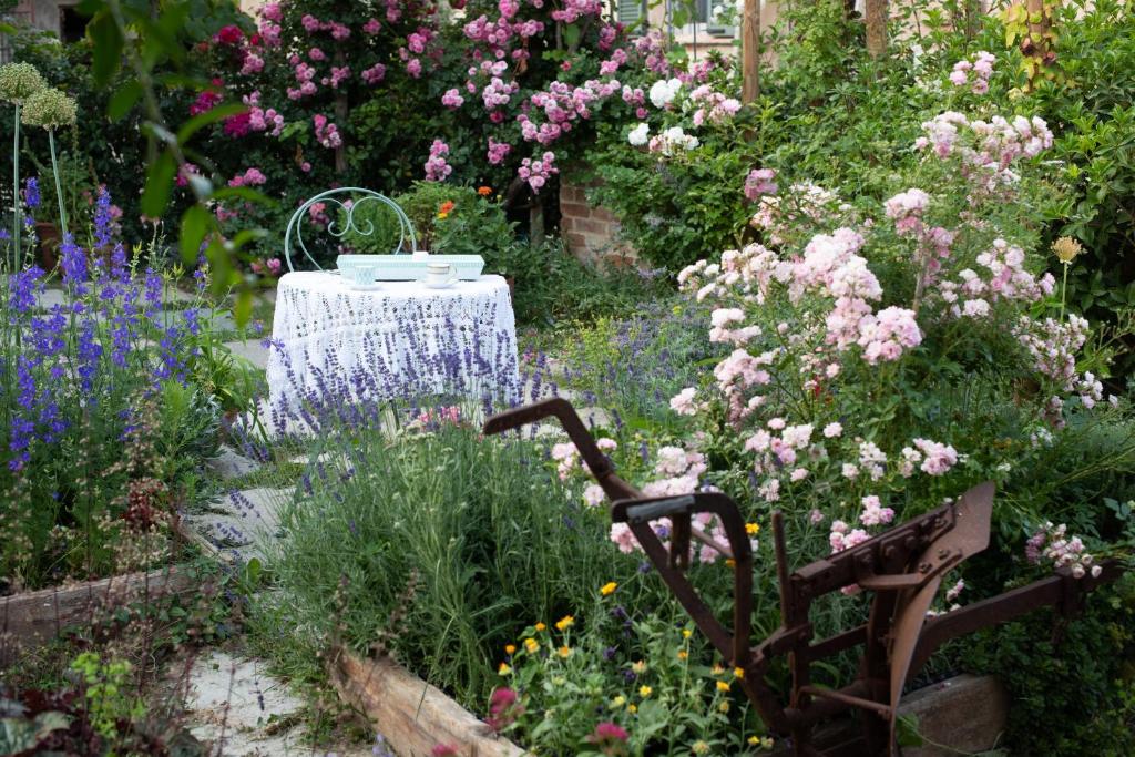 卡斯塔诺兰泽Carossi B&B的一个带桌子和一些鲜花的花园
