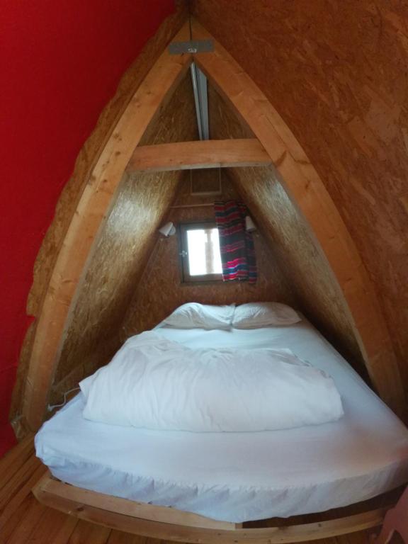 BoutxCabane dans un pommier的木制阁楼卧室配有一张床
