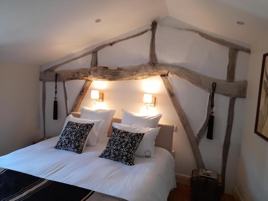 Saint-Amand-sur-FionLE CLOS DE L AGNEAU的一间卧室配有两张带白色床单和枕头的床。