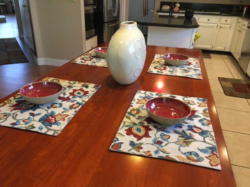 拉斯维加斯Enchanted room的一张桌子,上面有三个碗和一个花瓶