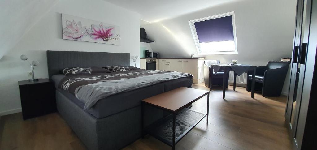 博霍尔特Ferienwohnung Berger Bocholt的一间卧室配有一张床和一张桌子