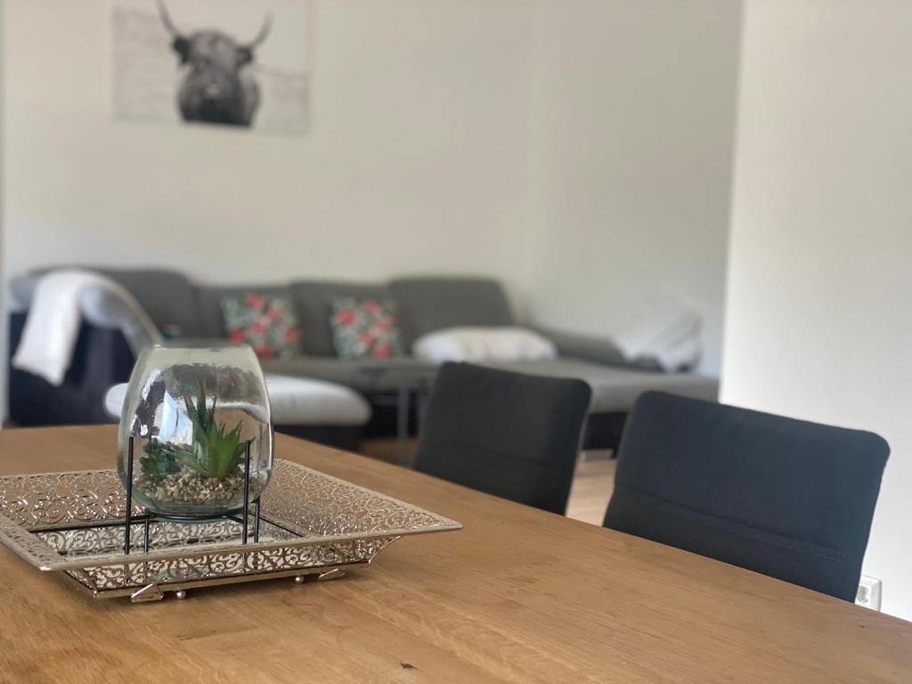 格拉特科恩Apartment mit Parkblick的木桌上的一个玻璃花瓶