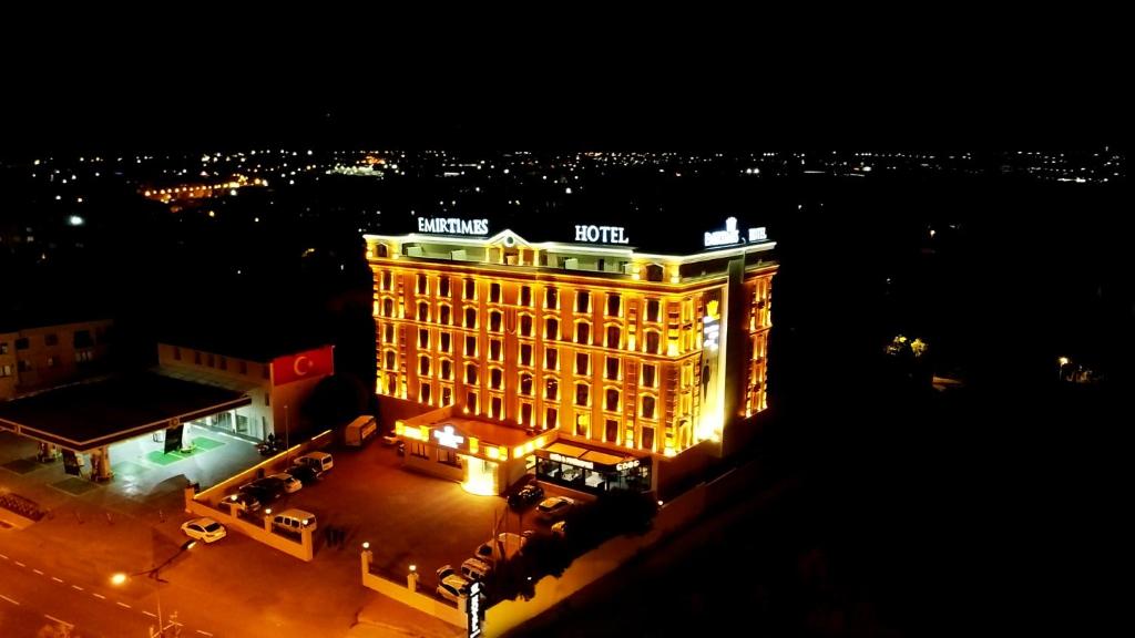 伊斯坦布尔Emirtimes Hotel&Spa - Tuzla的一座灯光明亮的建筑,晚上有灯