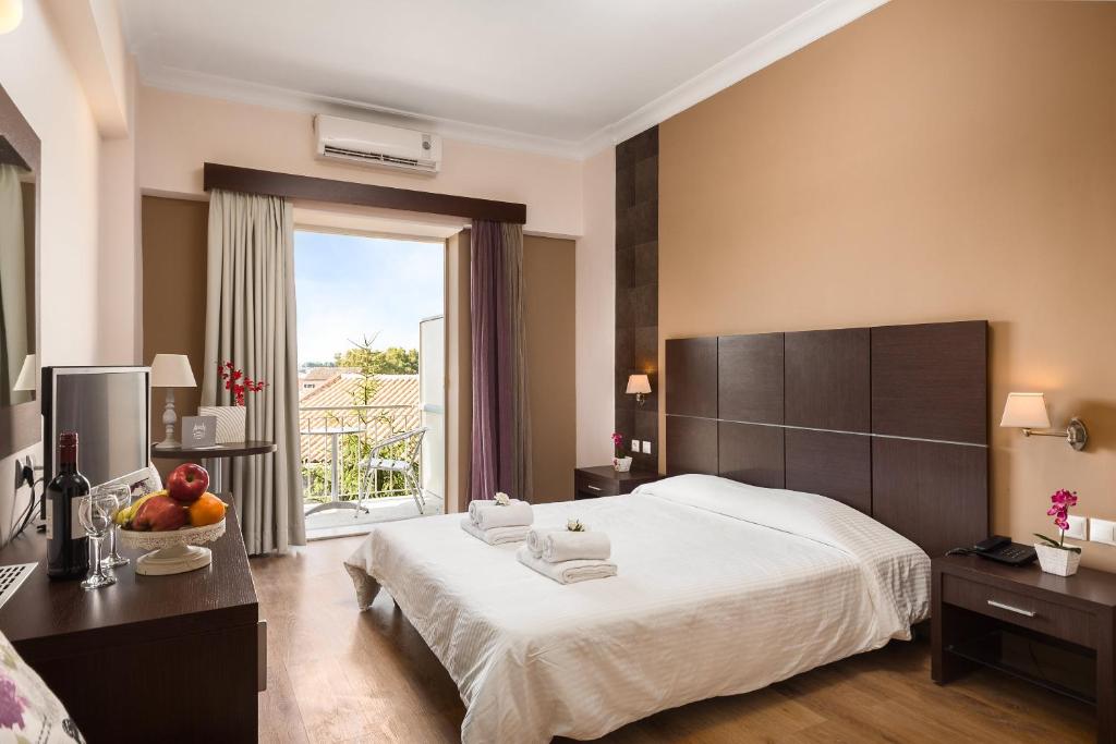 科孚镇阿里昂酒店的一间设有大床和窗户的酒店客房