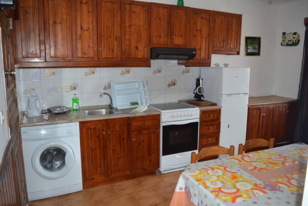 卡尔帕索斯Apartment in Afiartis I的厨房配有水槽和洗衣机