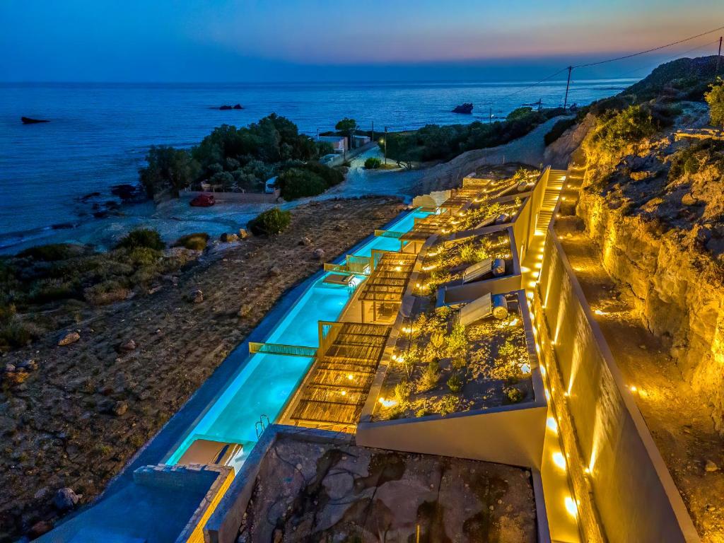 SkalotíSalvia Luxury Collection Suites的享有海洋景的餐厅