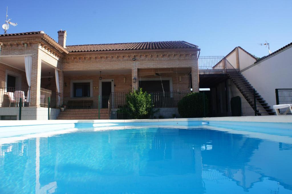 BurujónCasa Rural La Candelaria的房屋前的大型游泳池
