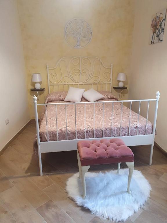 Santo PadreB&B Castrum的卧室配有白色的床铺和白色的框架