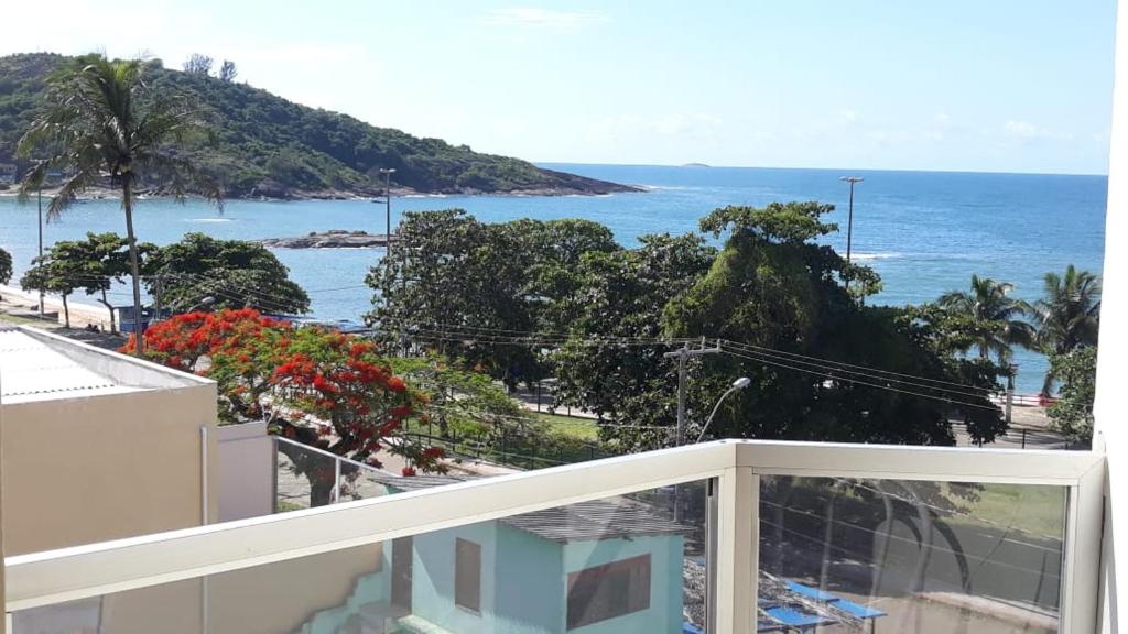 瓜拉派瑞Apartamento a Beira Mar em Setiba Guarapari的阳台享有海景。