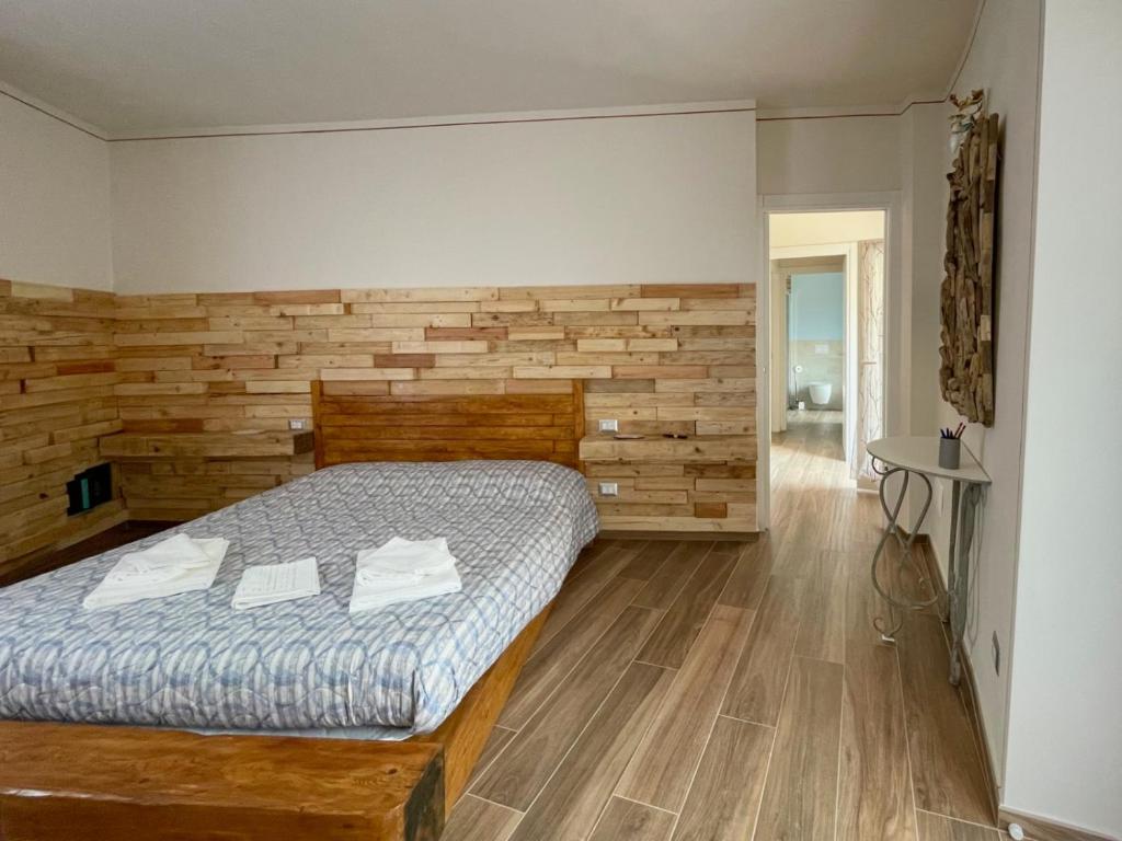 勒威诺Ca de Mez的一间卧室设有一张床和木墙