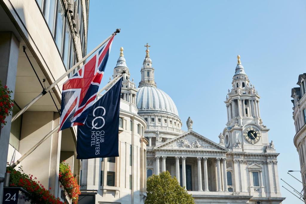 伦敦Club Quarters Hotel St Paul's, London的座堂前方悬挂的旗帜
