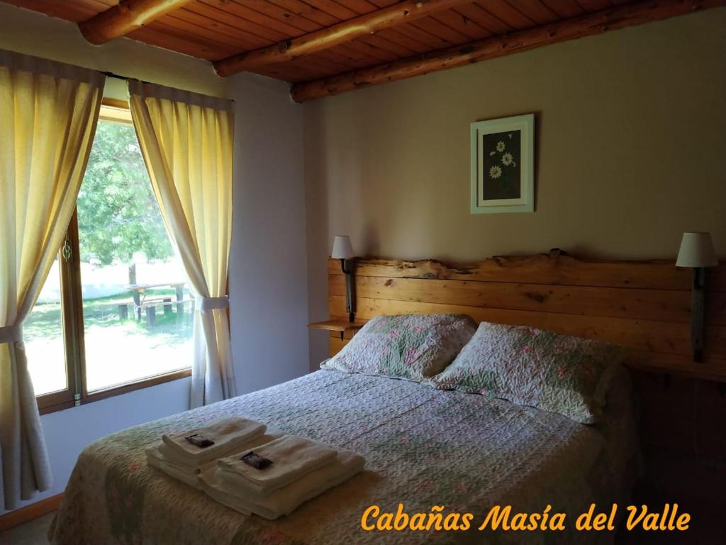 特来凡林Masia del Valle的一间卧室设有一张床和一个大窗户