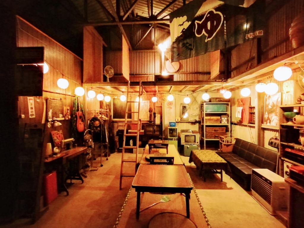 高岛市静かに過ごす室内テント Staying quietly indoor tent的客厅配有桌子和沙发。