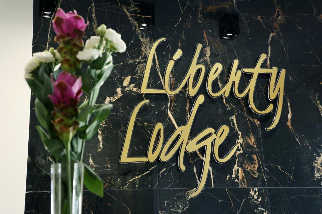 特罗佩阿Liberty Lodge的花瓶,上面有高端的标志