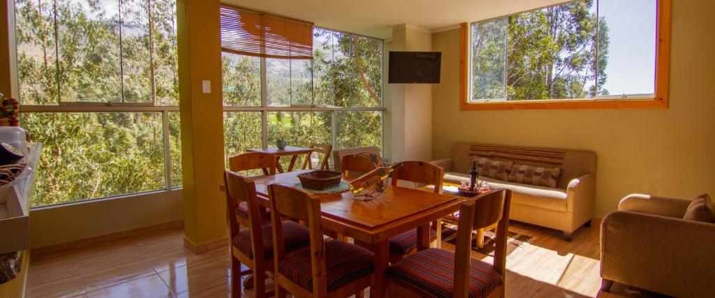 瓦拉斯Departamentos Bellavista La Alborada Huaraz的一间带桌椅和窗户的用餐室