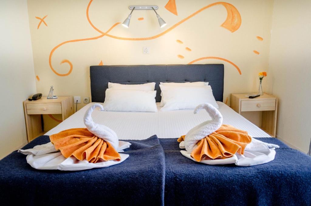 佩科霍里Hotel Tassos-Despina的床上有两条天鹅绒毛巾