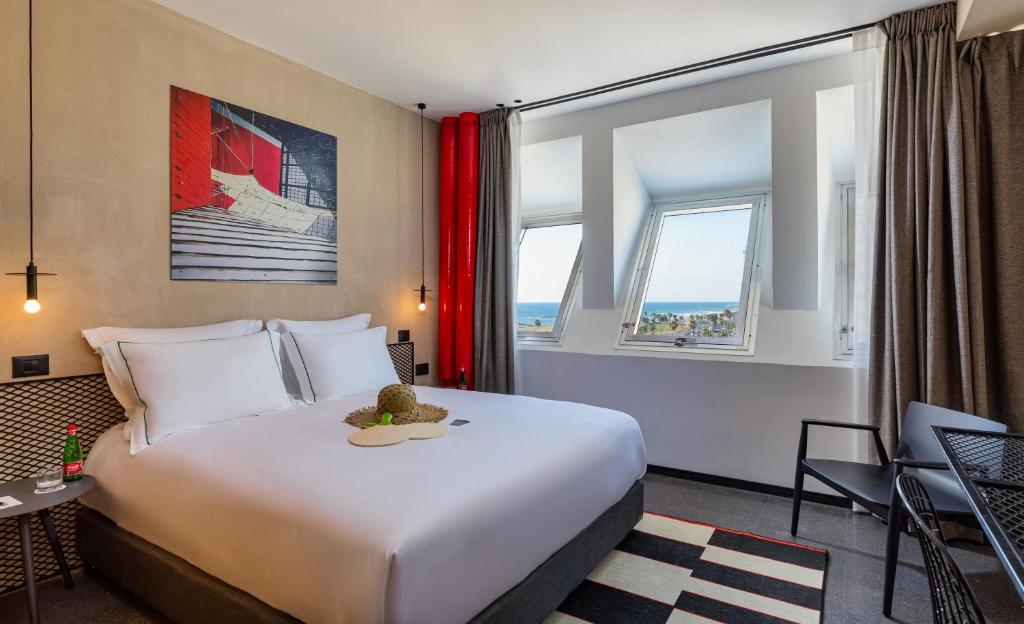 特拉维夫Brown Brut Seafront Hotel, a member of Brown Hotels的一间设有大床和窗户的酒店客房
